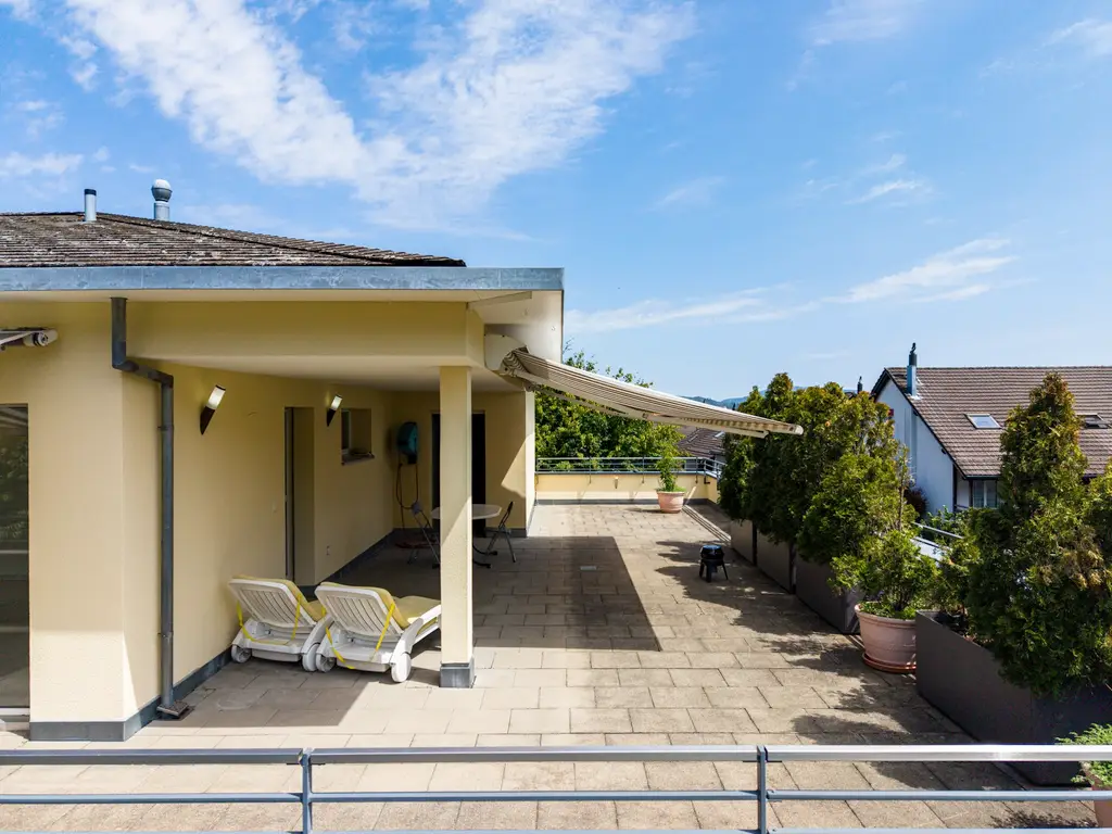 Helle Attikawohnung mit Aussicht und grosser Terrasse