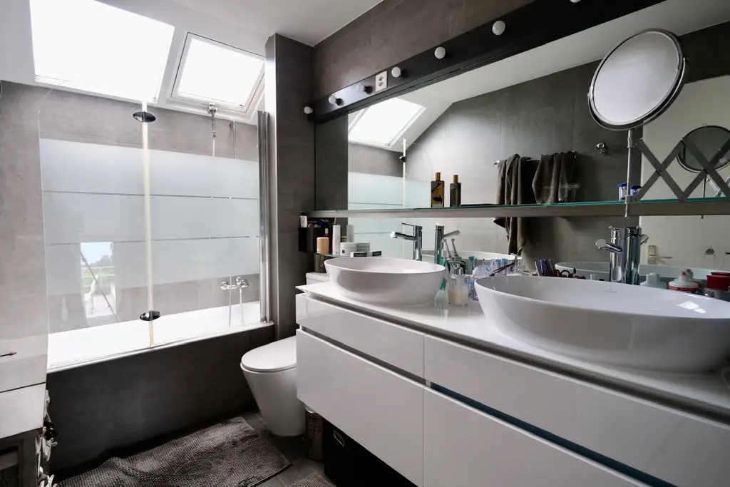 TRES BELLE VILLA CONTEMPORAINE VUE LAC AU CALME