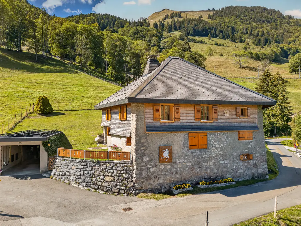 Maison de 1691 avec cachet, vue dégagée et panneaux entièrement rénovée  — Haut-Intyamon