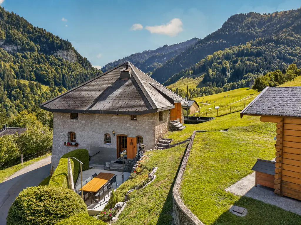 Maison de 1691 avec cachet, vue dégagée et panneaux entièrement rénovée  — Haut-Intyamon