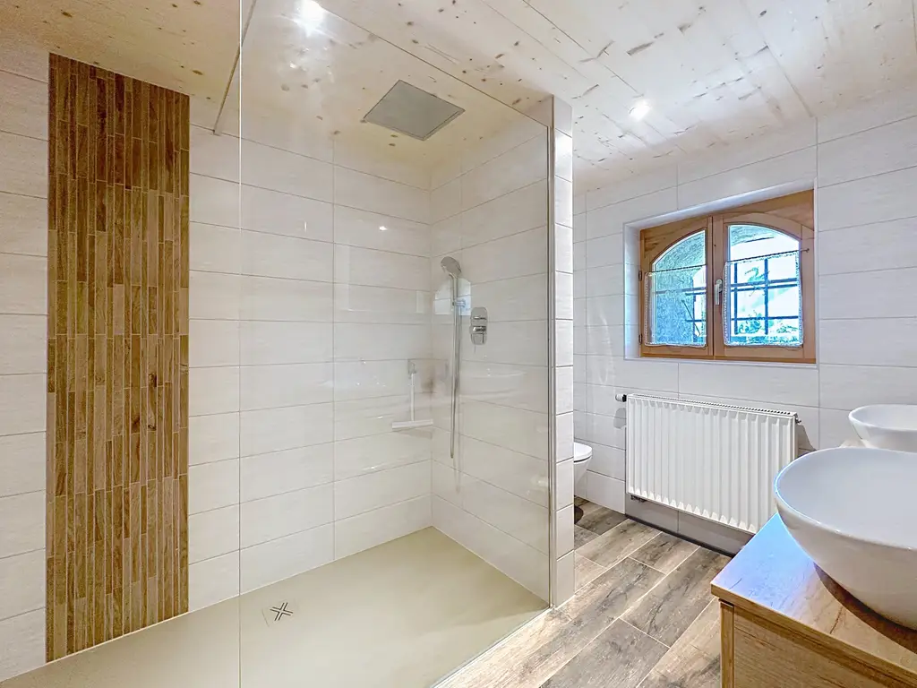 Maison de 1691 avec cachet, vue dégagée et panneaux entièrement rénovée  — Haut-Intyamon