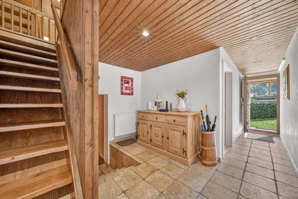 Maison de 1691 avec cachet, vue dégagée et panneaux entièrement rénovée  — Haut-Intyamon