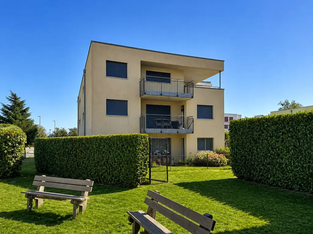 Lumière, espace et belle échappée sur le lac : un appartement rénové au dernier étage