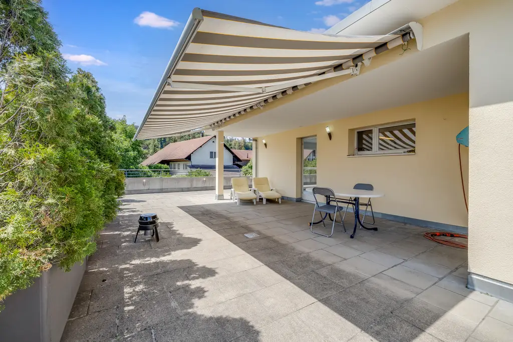 Helle Attikawohnung mit Aussicht und grosser Terrasse