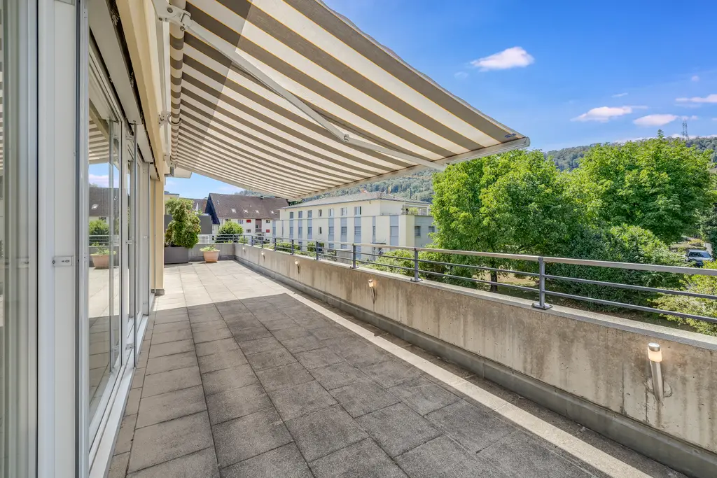 Helle Attikawohnung mit Aussicht und grosser Terrasse