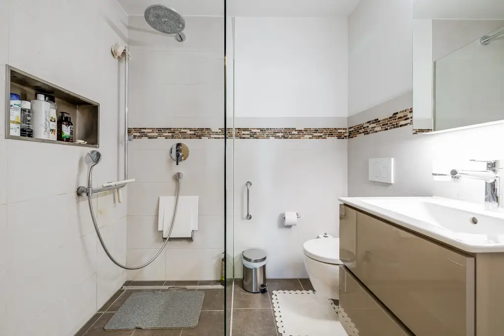 Geräumige und helle 5.5-Zimmer Wohnung mit Weitblick