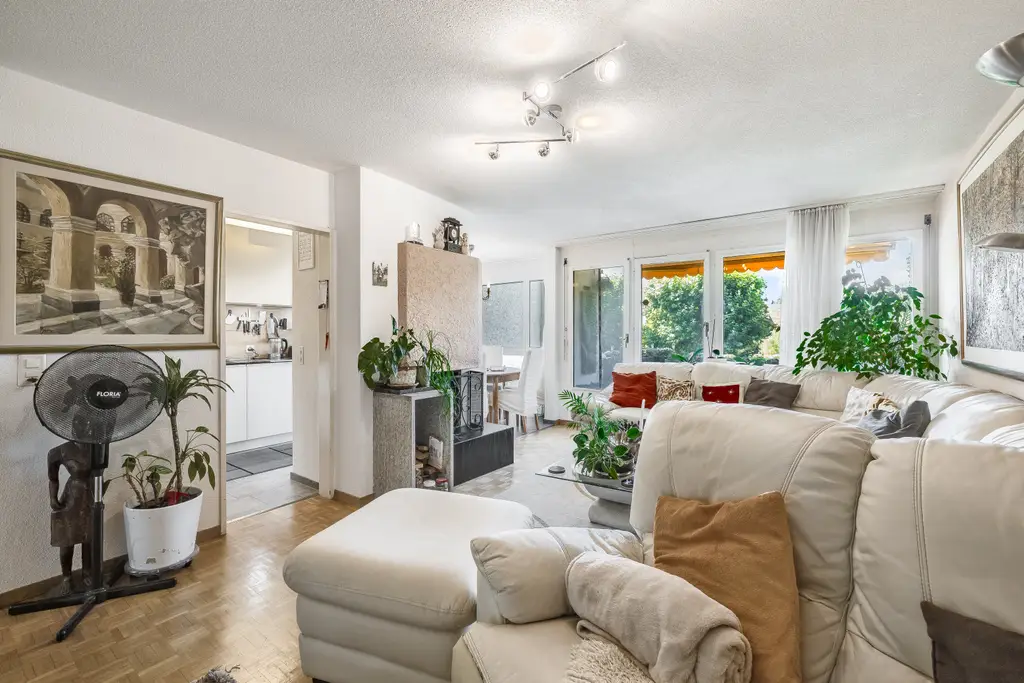 Geräumige und helle 5.5-Zimmer Wohnung mit Weitblick