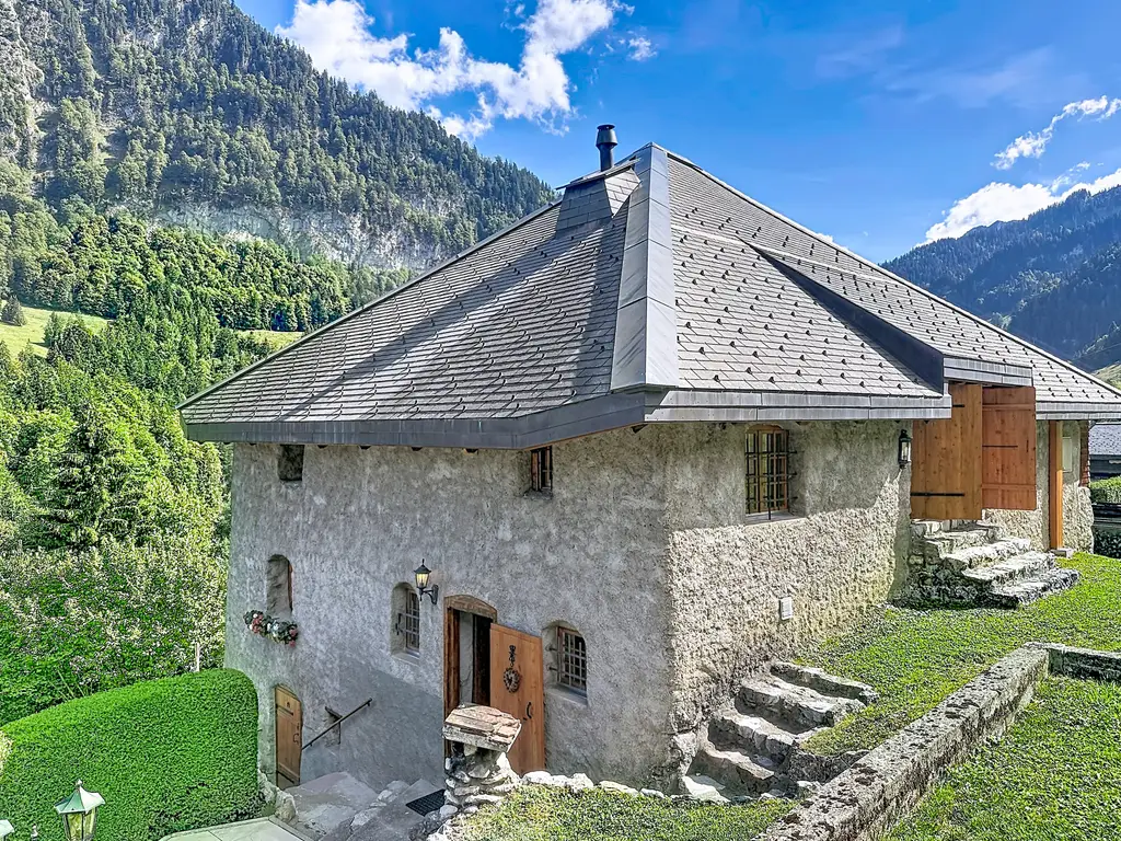 Maison de 1691 avec cachet, vue dégagée et panneaux entièrement rénovée  — Haut-Intyamon