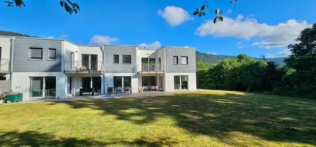 Villa mitoyenne située dans un agréable quartier prisé de Fleurier