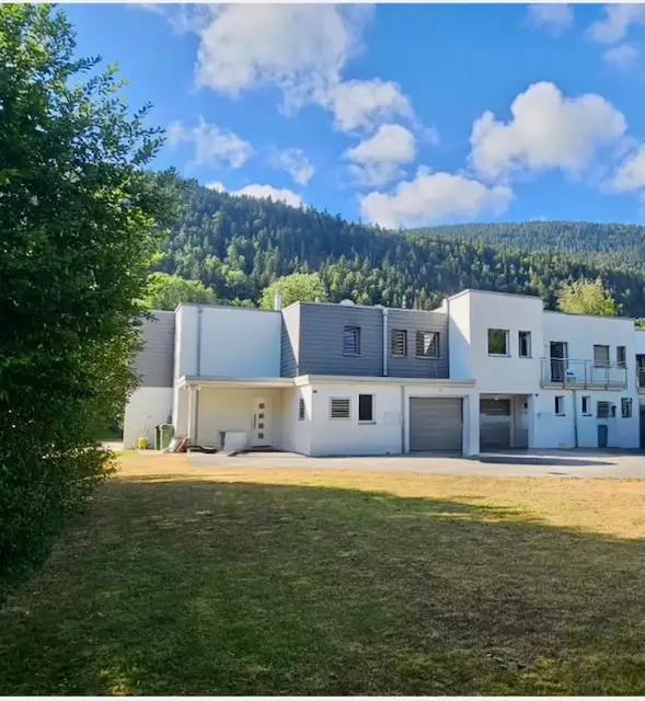 Villa mitoyenne située dans un agréable quartier prisé de Fleurier