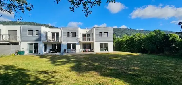 Villa mitoyenne située dans un agréable quartier prisé de Fleurier