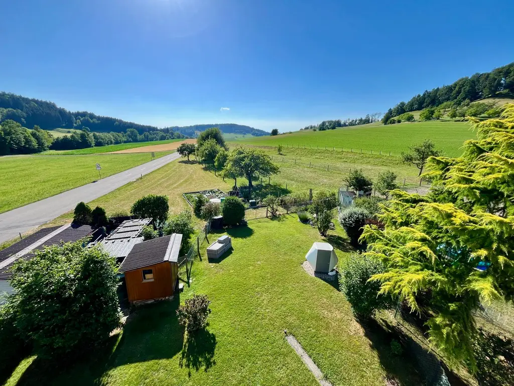 WOHNEN WIE IM EINFAMILIENHAUS – MIT RIESIGEM GARTEN!