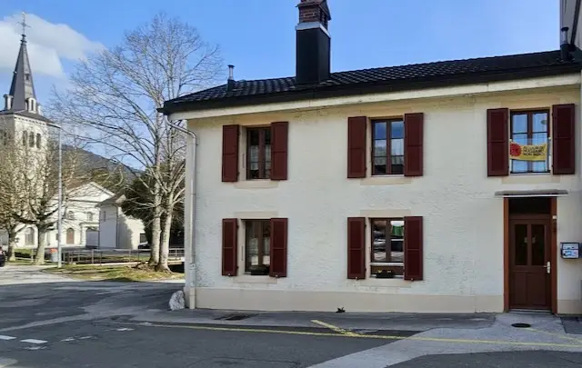 Charmante maison villageoise contiguë à Fleurier.