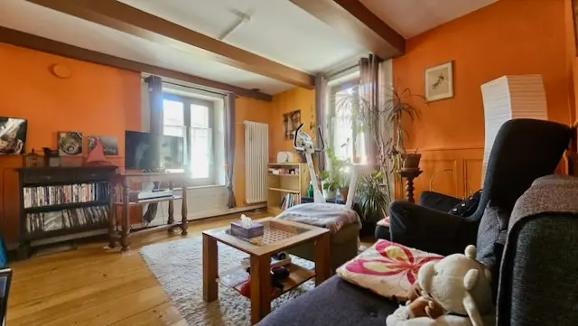 Charmante maison villageoise contiguë à Fleurier.