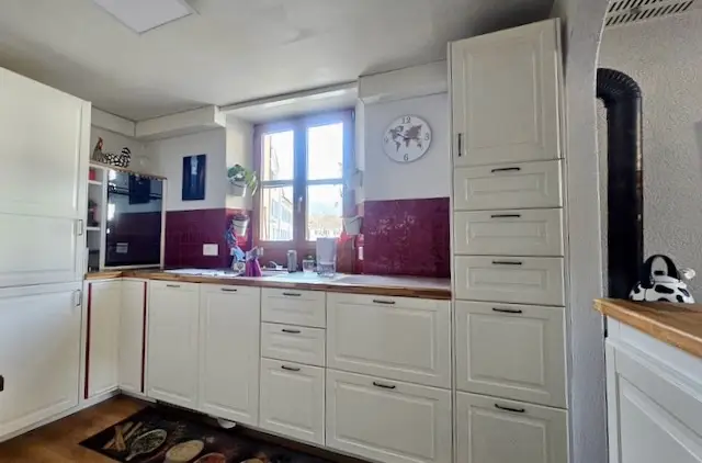 Charmante maison villageoise contiguë à Fleurier.