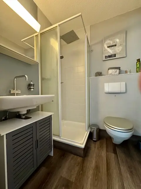 Maison mitoyenne  entretenue, avec deux logements, jardins privatifs et trois places de parc