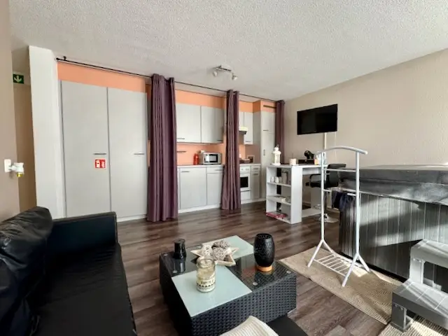 Maison mitoyenne  entretenue, avec deux logements, jardins privatifs et trois places de parc