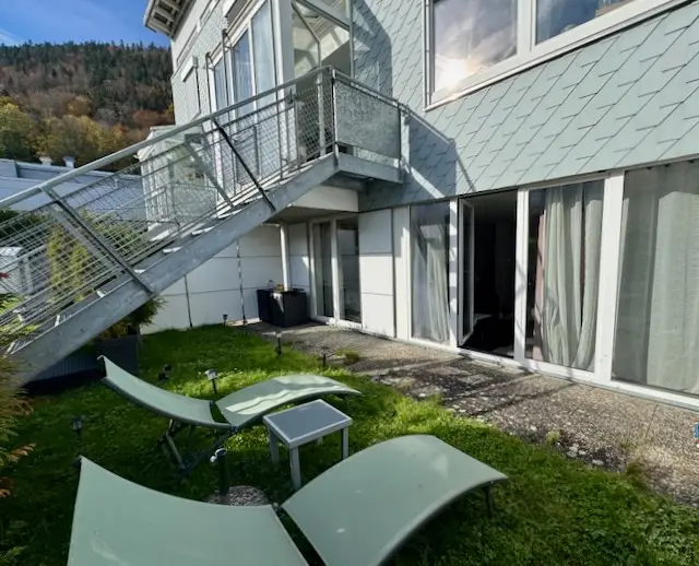 Maison mitoyenne  entretenue, avec deux logements, jardins privatifs et trois places de parc