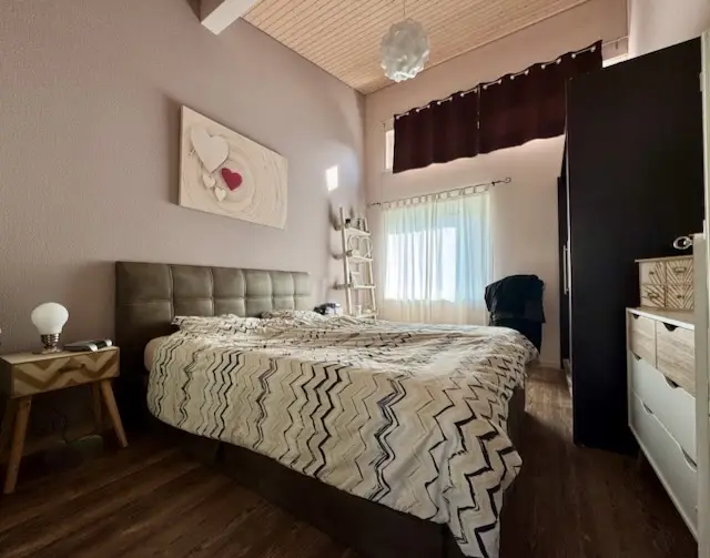 Maison mitoyenne  entretenue, avec deux logements, jardins privatifs et trois places de parc