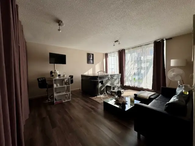 Maison mitoyenne  entretenue, avec deux logements, jardins privatifs et trois places de parc