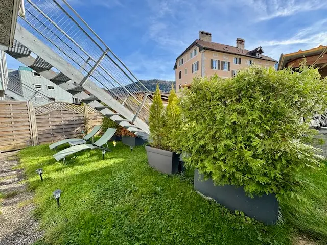 Maison mitoyenne  entretenue, avec deux logements, jardins privatifs et trois places de parc