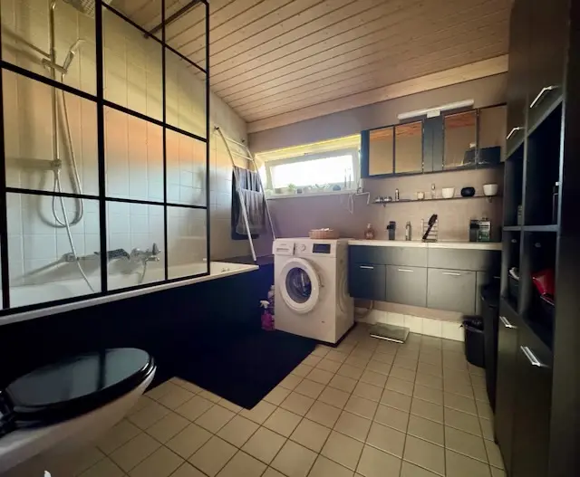 Maison mitoyenne  entretenue, avec deux logements, jardins privatifs et trois places de parc