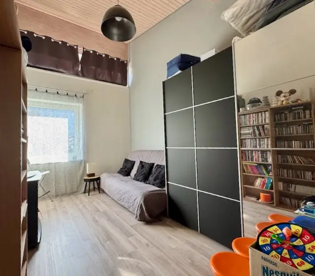 Maison mitoyenne  entretenue, avec deux logements, jardins privatifs et trois places de parc