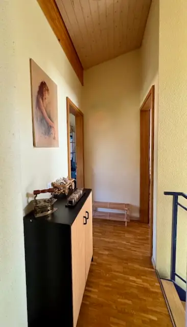 Maison mitoyenne  entretenue, avec deux logements, jardins privatifs et trois places de parc