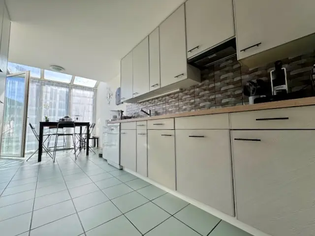 Maison mitoyenne  entretenue, avec deux logements, jardins privatifs et trois places de parc