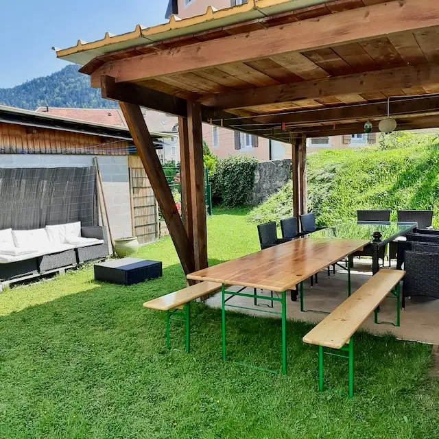 Maison mitoyenne  entretenue, avec deux logements, jardins privatifs et trois places de parc