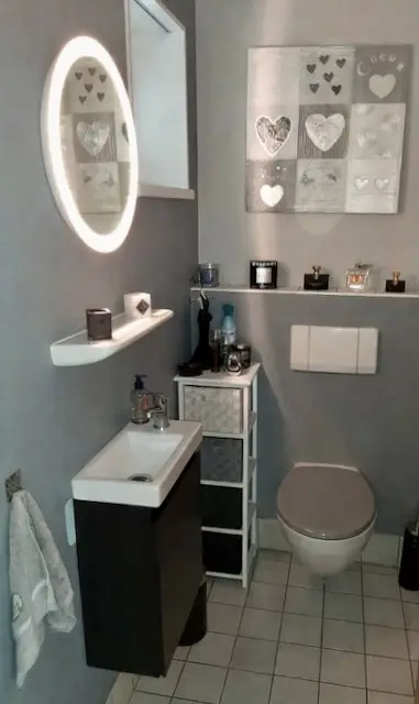 Maison mitoyenne  entretenue, avec deux logements, jardins privatifs et trois places de parc