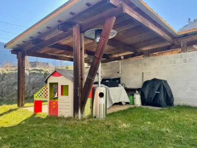 Maison mitoyenne  entretenue, avec deux logements, jardins privatifs et trois places de parc