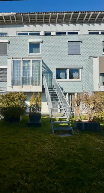 Maison mitoyenne  entretenue, avec deux logements, jardins privatifs et trois places de parc