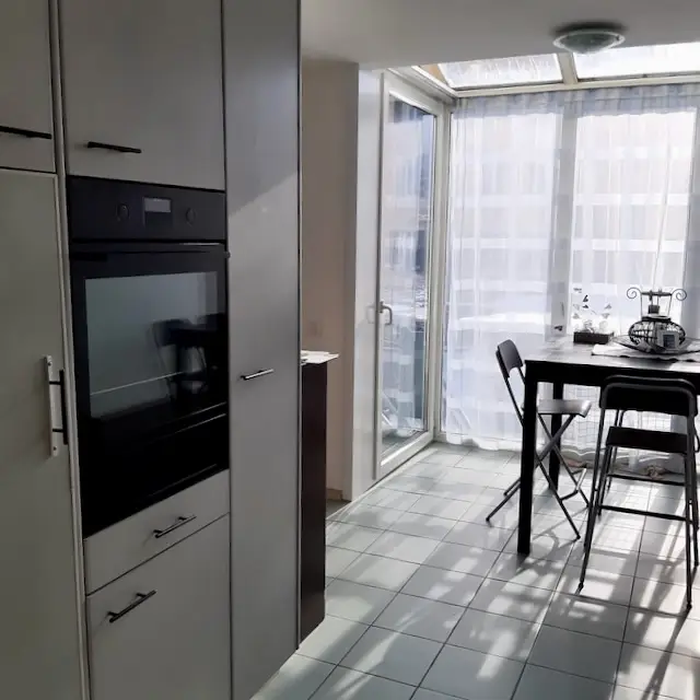 Maison mitoyenne  entretenue, avec deux logements, jardins privatifs et trois places de parc