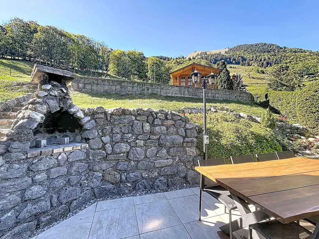 Maison de 1691 avec cachet, vue dégagée et panneaux entièrement rénovée  — Haut-Intyamon