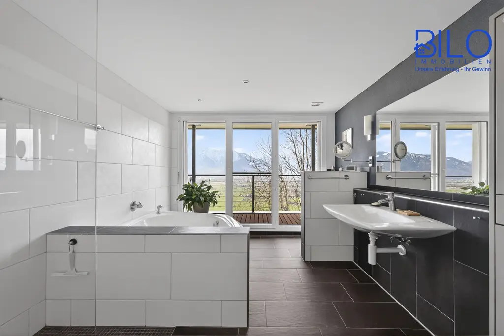 Grosszügiges, neuwertiges Haus mit unverbaubarer Panoramasicht