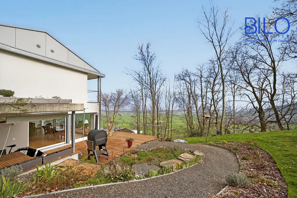 Grosszügiges, neuwertiges Haus mit unverbaubarer Panoramasicht