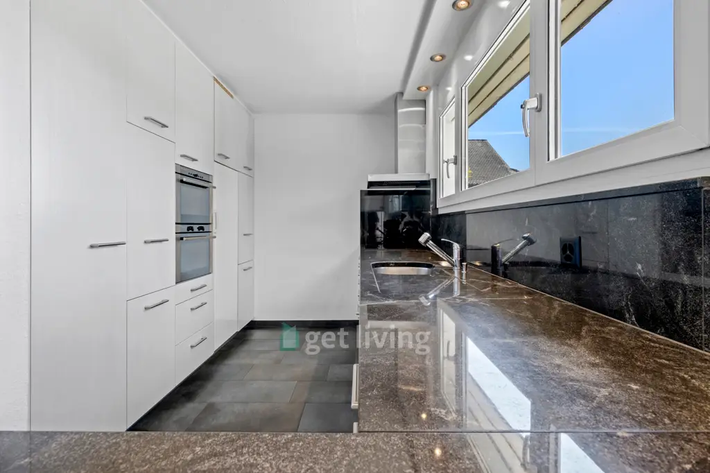 EINFAMILIENHAUS MIT POOL UND VIEL POTENTIAL