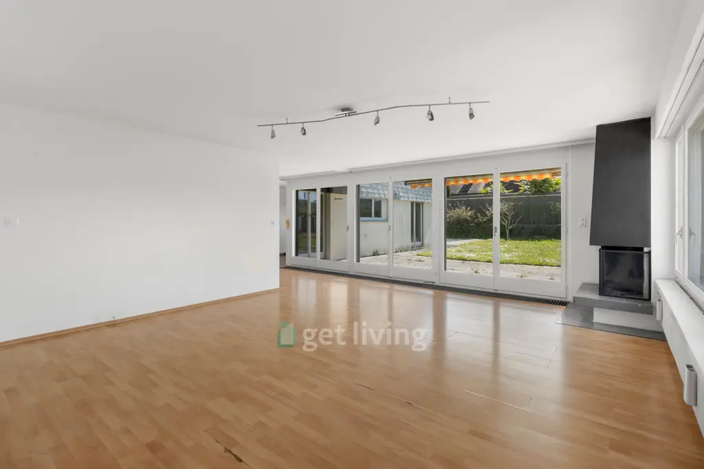 EINFAMILIENHAUS MIT POOL UND VIEL POTENTIAL