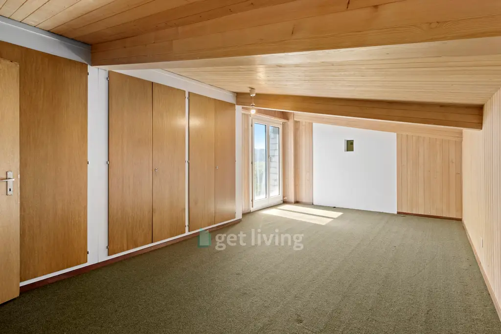 EINFAMILIENHAUS MIT POOL UND VIEL POTENTIAL