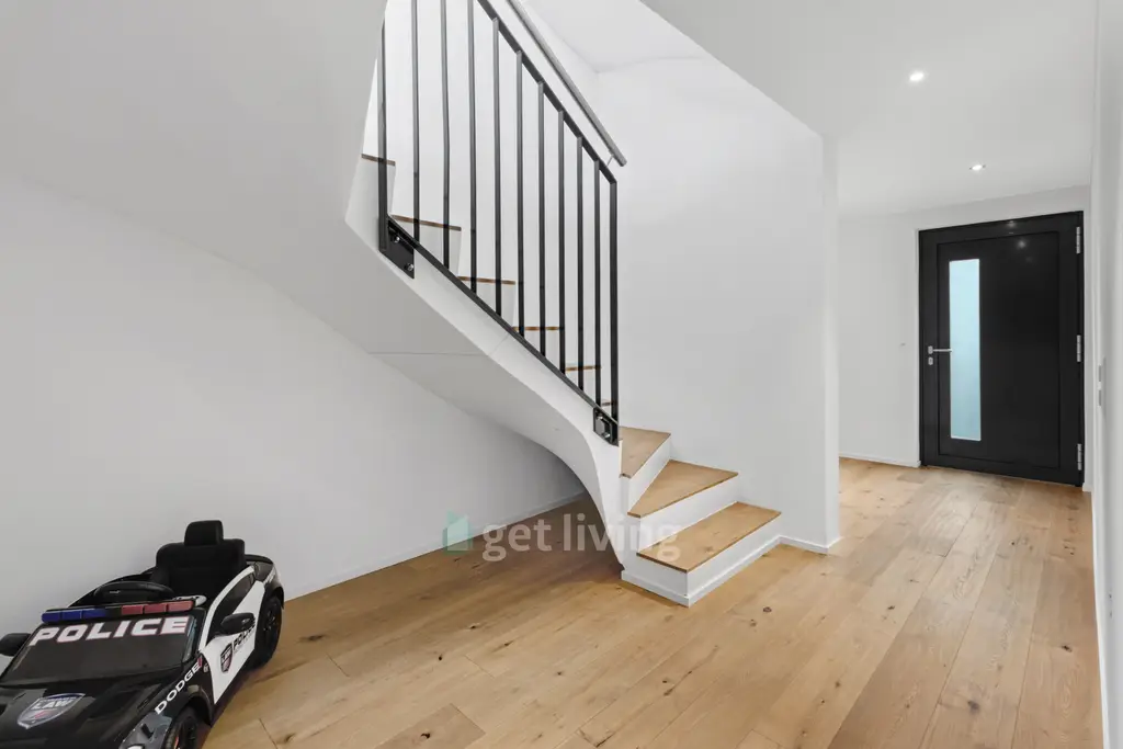 EXKLUSIVE DOPPELHAUSHÄLFTE MIT 151m2 GARTEN, ELTERNSUITE UND HOCHWERTIGEEM AUSBAU – BAUJAHR 2020
