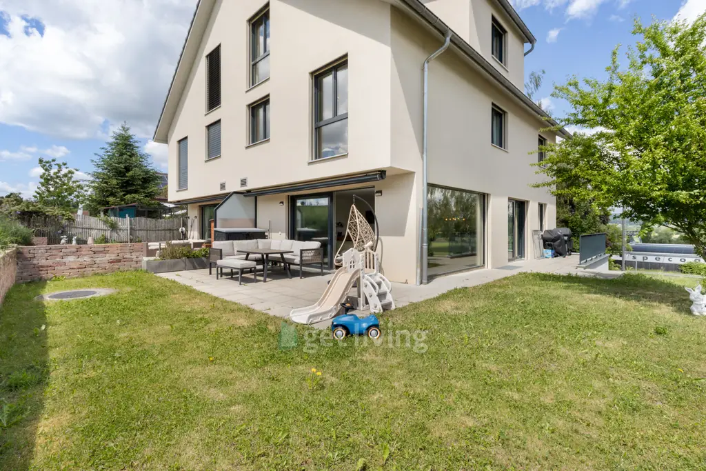 EXKLUSIVE DOPPELHAUSHÄLFTE MIT 151m2 GARTEN, ELTERNSUITE UND HOCHWERTIGEEM AUSBAU – BAUJAHR 2020