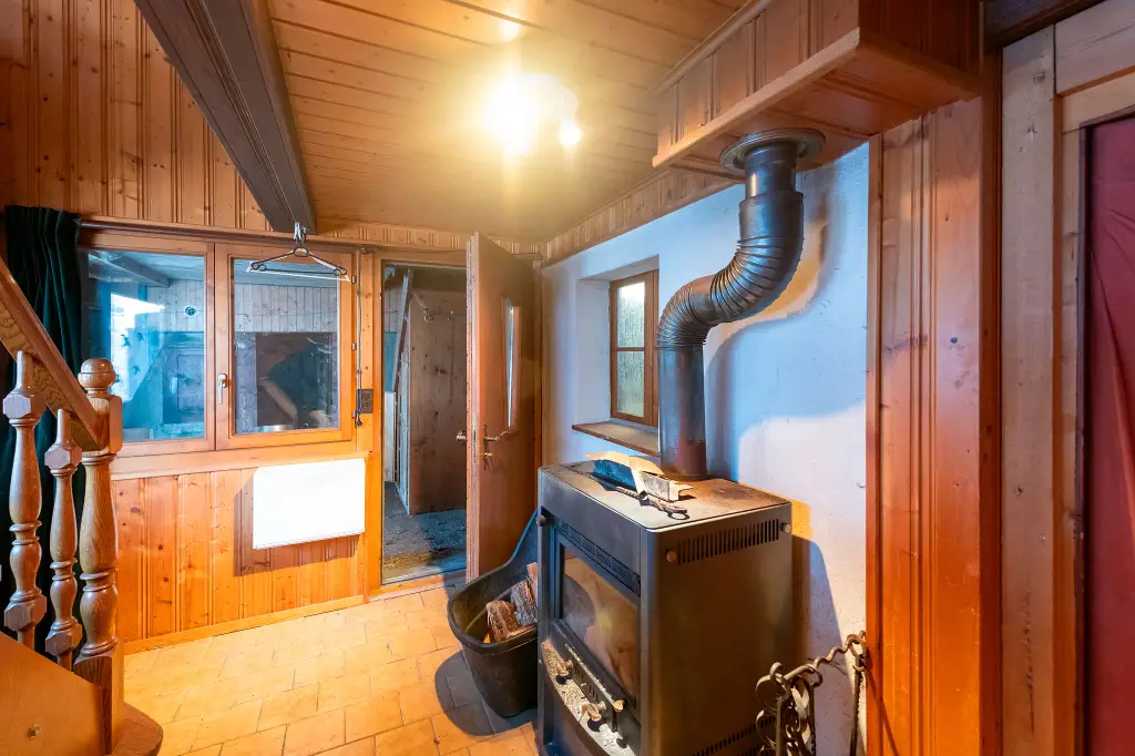 À vendre – Chalet authentique à rénover, ancienne ferme de 1920, avec vue panoramique exceptionnelle