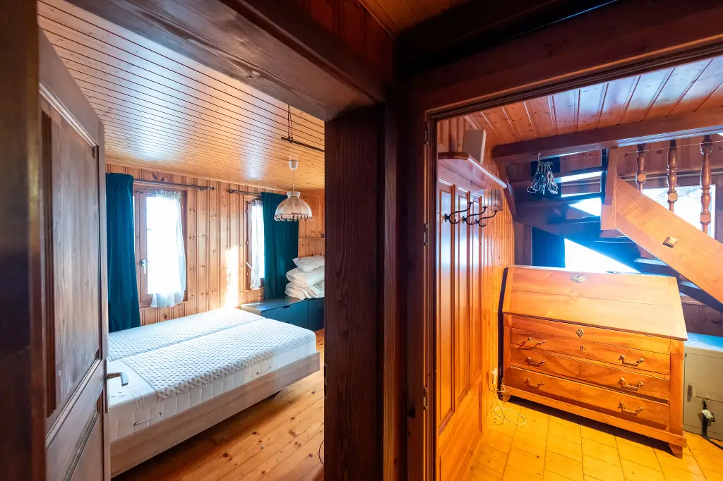 À vendre – Chalet authentique à rénover, ancienne ferme de 1920, avec vue panoramique exceptionnelle