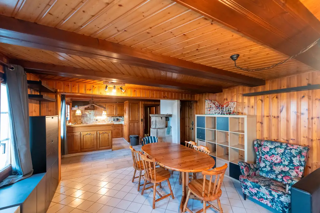 À vendre – Chalet authentique à rénover, ancienne ferme de 1920, avec vue panoramique exceptionnelle
