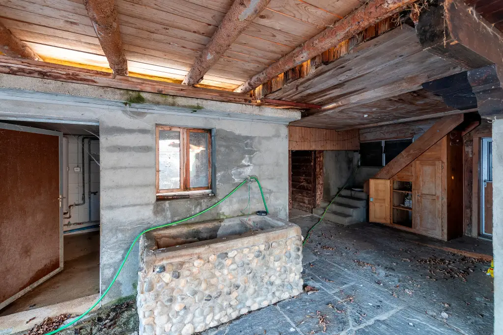 À vendre – Chalet authentique à rénover, ancienne ferme de 1920, avec vue panoramique exceptionnelle