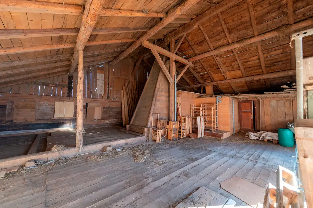 À vendre – Chalet authentique à rénover, ancienne ferme de 1920, avec vue panoramique exceptionnelle