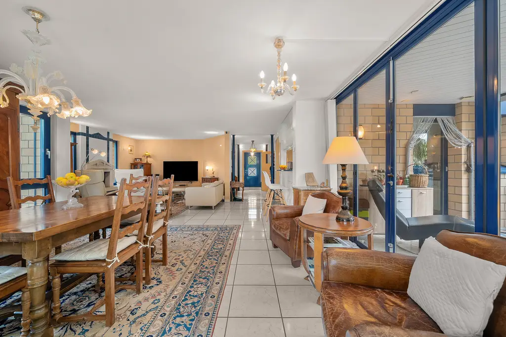 Villa d’architecte lumineuse et spacieuse, avec grand jardin et piscine chauffée  &#8211; à Payerne