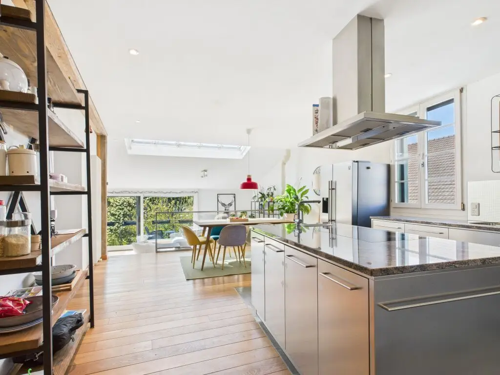 Exclusive 6-Zimmer-Wohnung mit Balkon in Arisdorf