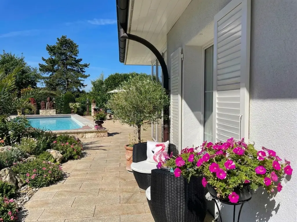 Luxuriöse Villa mit Pooloase und mediterranem Garten – Ihr Traumdomizil in ruhiger Lage